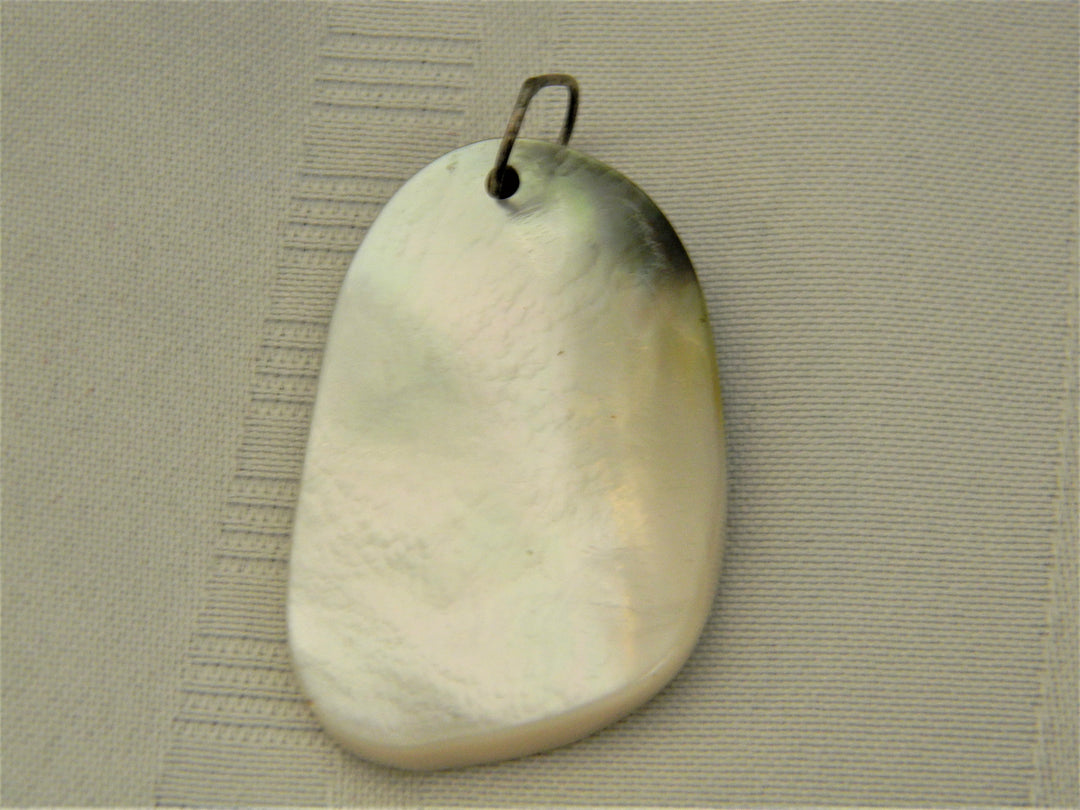 j626 Vintage Beautiful Polished Large Shell Pendant