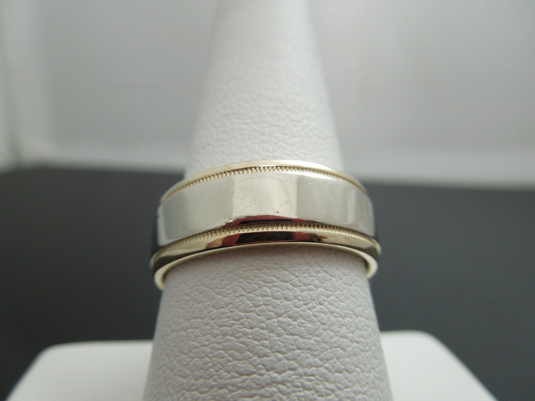 b939 Handsome 14kt White and Yellow Gold Men's Wedding Band