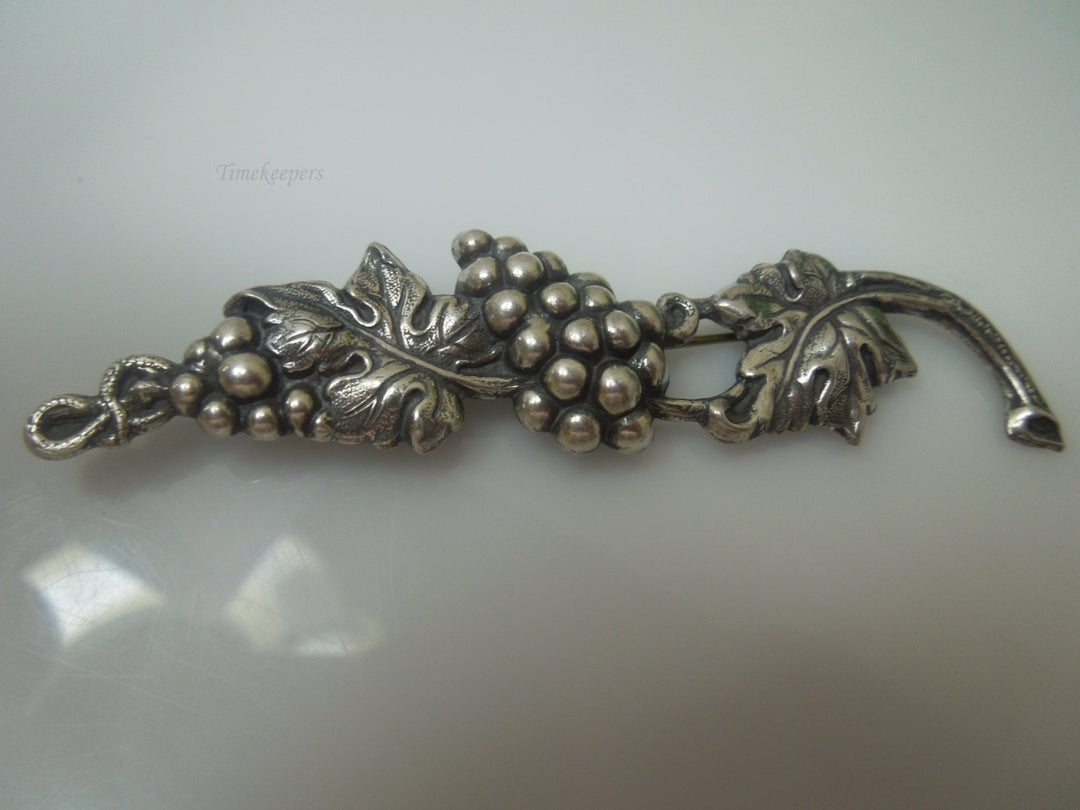 q498 Vintage Sterling Silver Grapes Wine Leaf Brooch pin