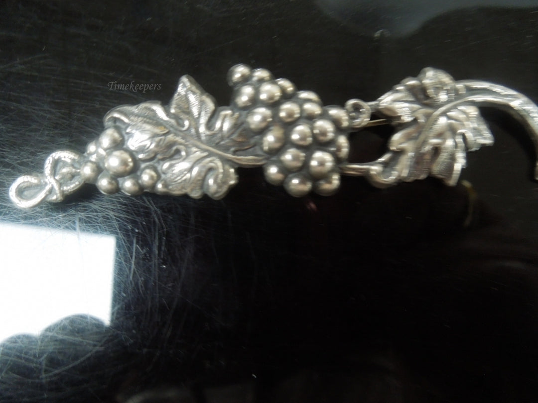 q498 Vintage Sterling Silver Grapes Wine Leaf Brooch pin