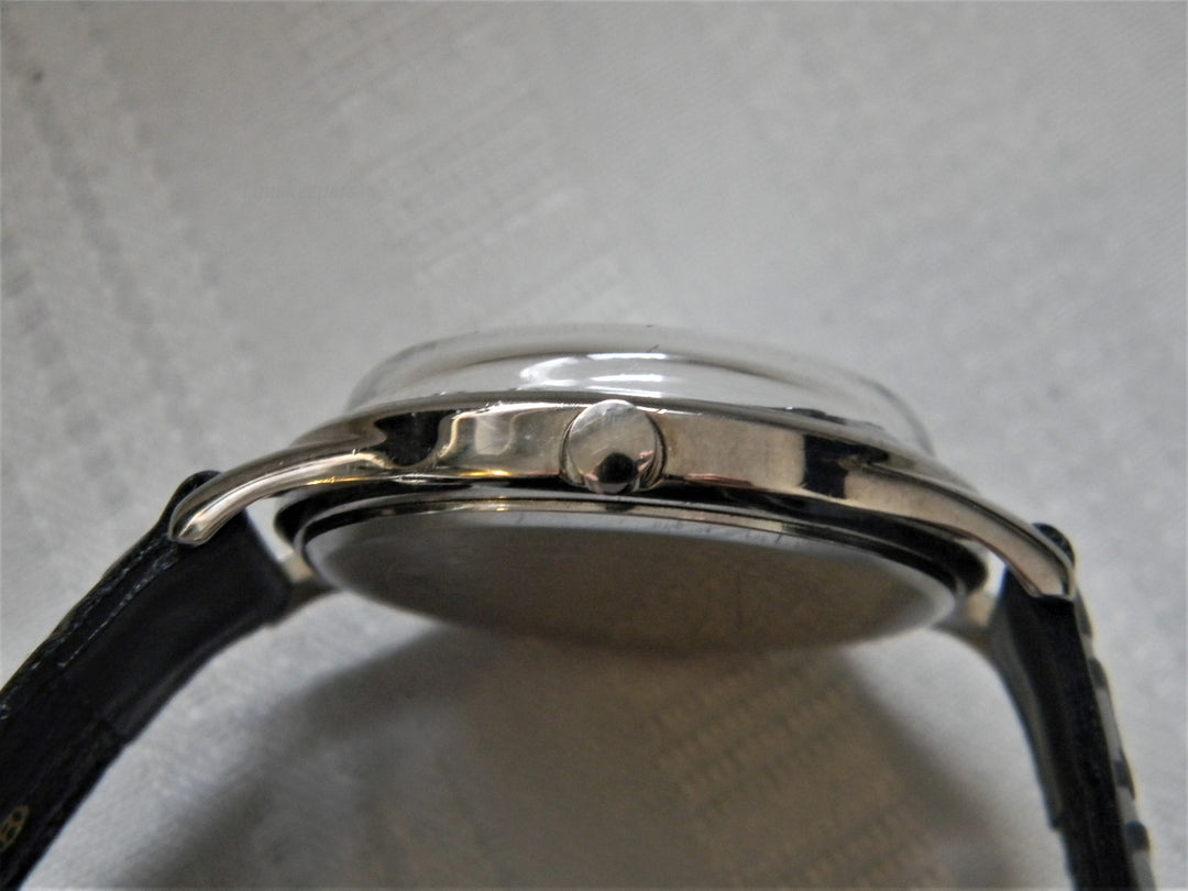 j644 Nice Guess Quartz Wrist Watch with Original Band