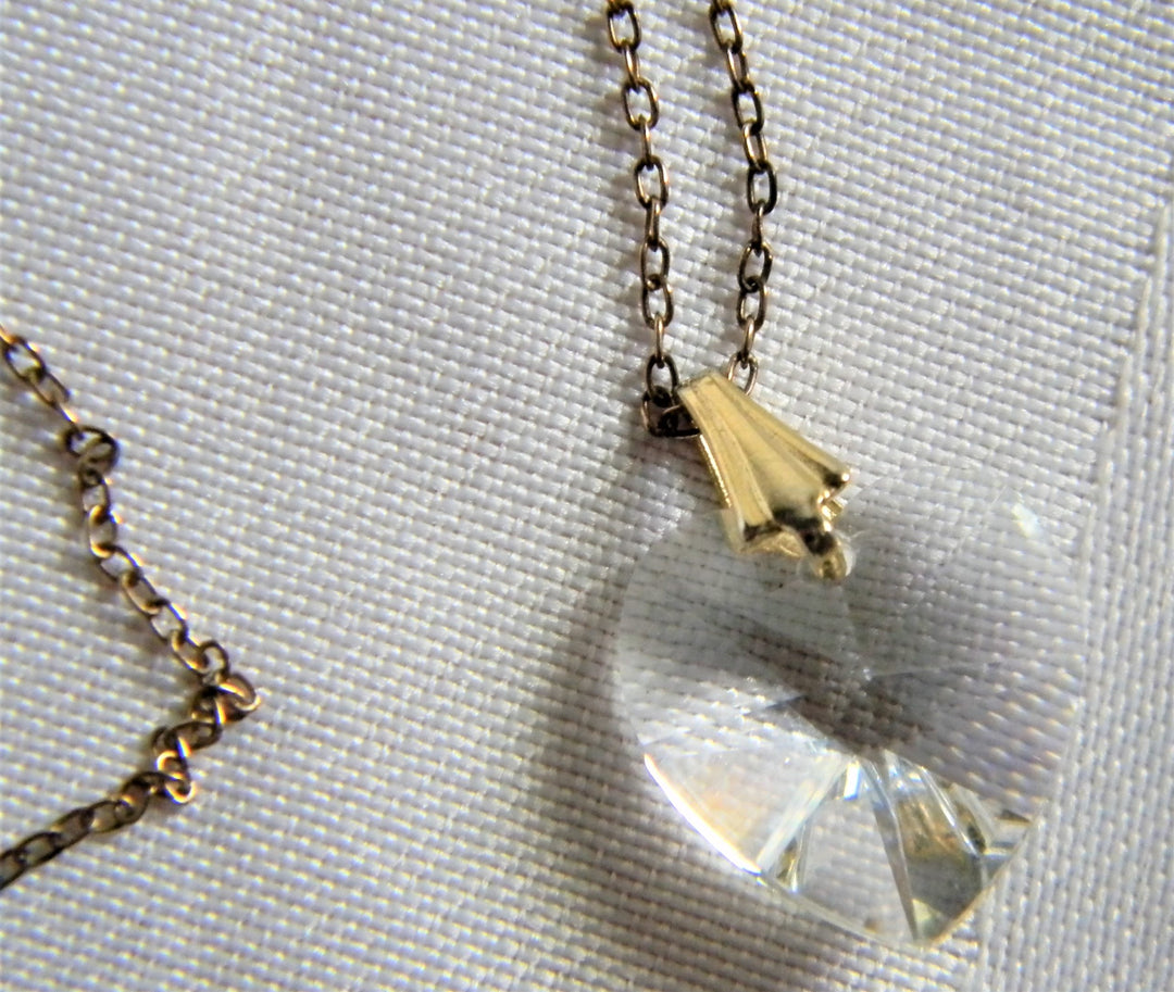 h843 Pretty Gold Tone Rolo Chain Necklace with Crystal Heart Pendant