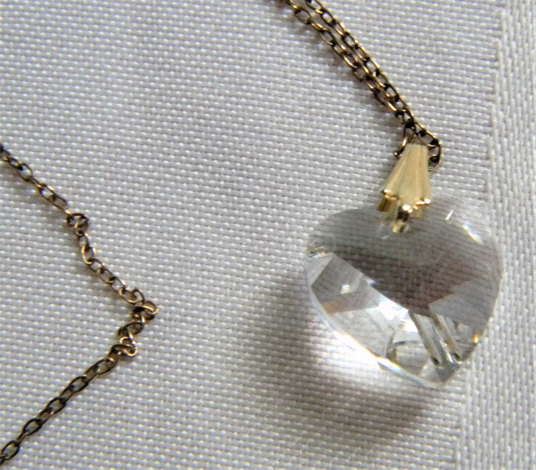 h843 Pretty Gold Tone Rolo Chain Necklace with Crystal Heart Pendant