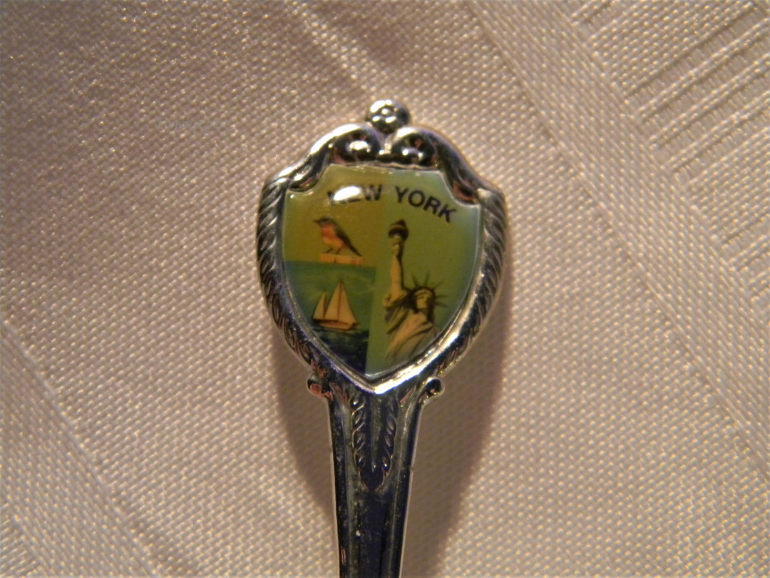 j653 Nice Vintage Preowned Souvenir Spoon from New York