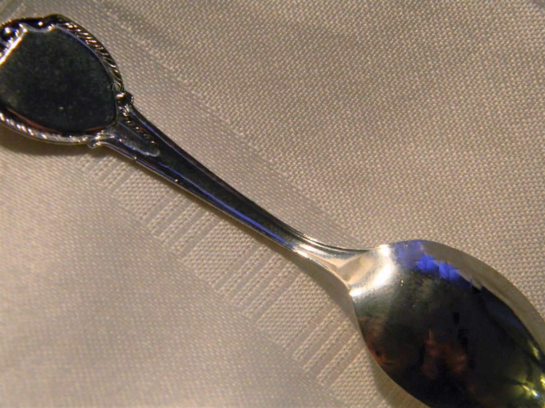 j653 Nice Vintage Preowned Souvenir Spoon from New York