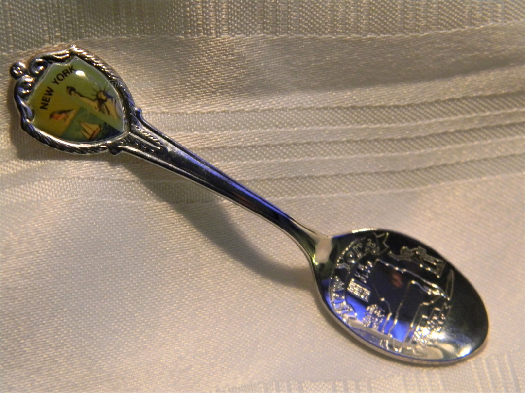 j653 Nice Vintage Preowned Souvenir Spoon from New York