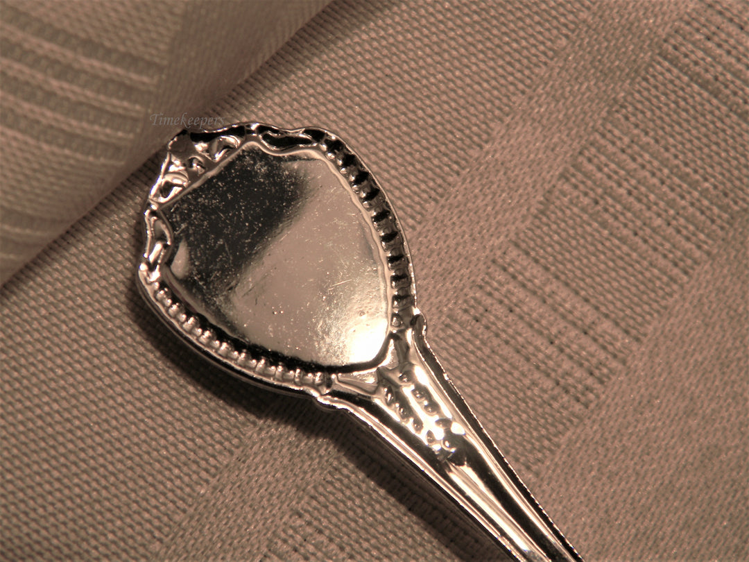 j664 Nice Preowned Stainless Steel Collector Spoon from Canada with Maple Leaf