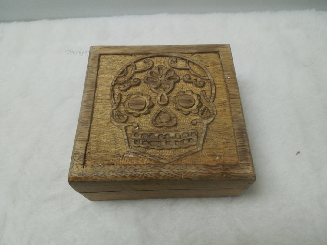 q555 Vintage Wood Hand Carved Floral Inlay Jewelry Trinket Box