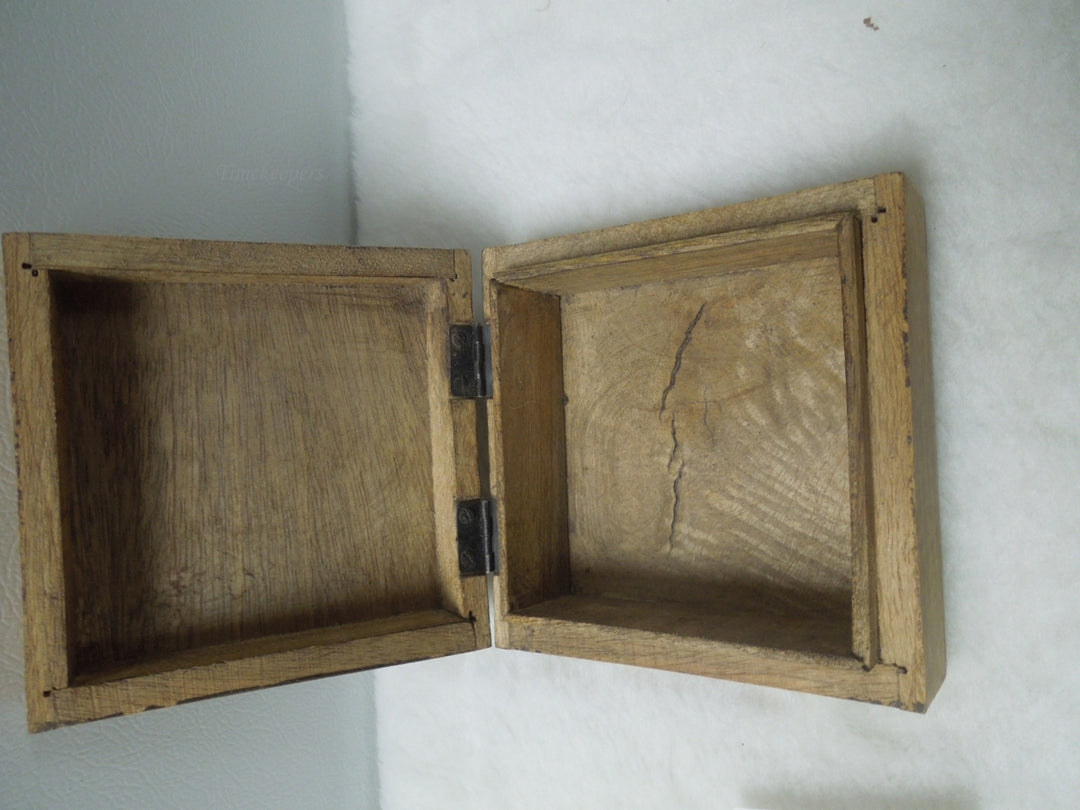 q555 Vintage Wood Hand Carved Floral Inlay Jewelry Trinket Box