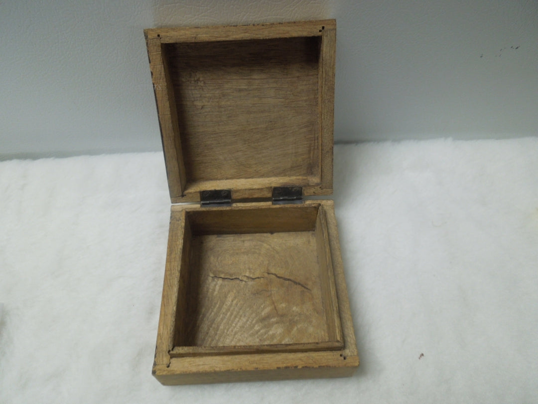 q555 Vintage Wood Hand Carved Floral Inlay Jewelry Trinket Box