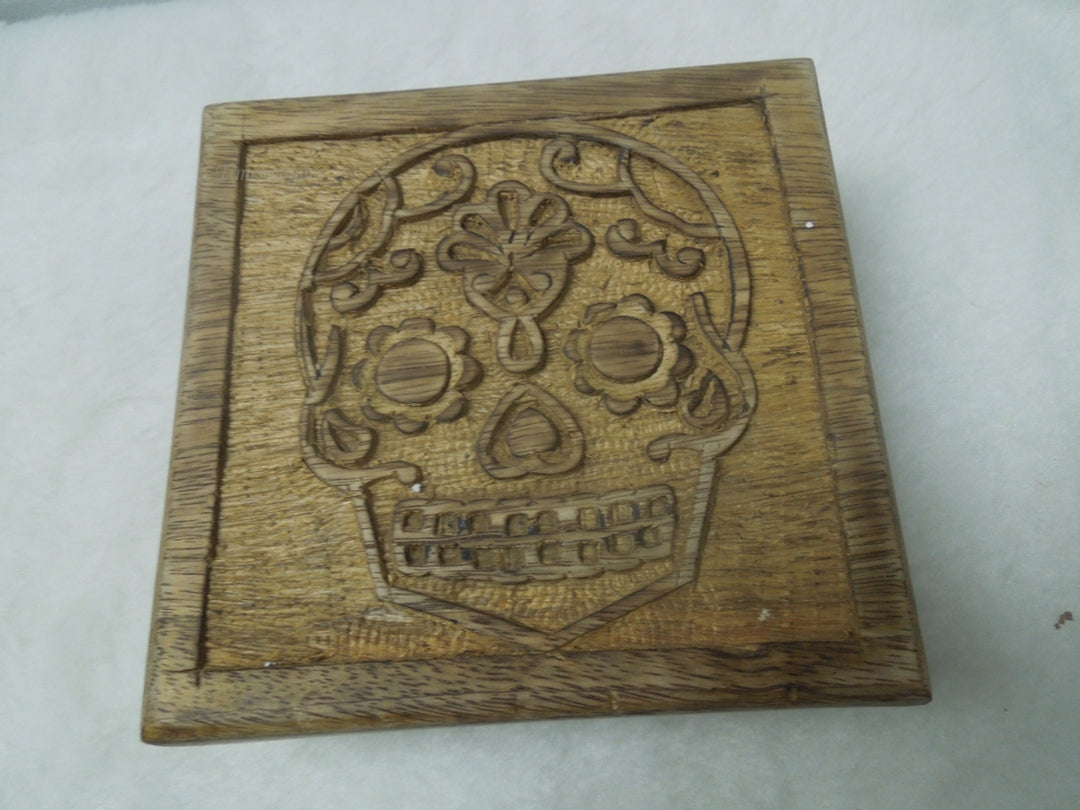 q555 Vintage Wood Hand Carved Floral Inlay Jewelry Trinket Box