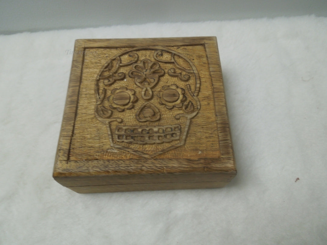 q555 Vintage Wood Hand Carved Floral Inlay Jewelry Trinket Box