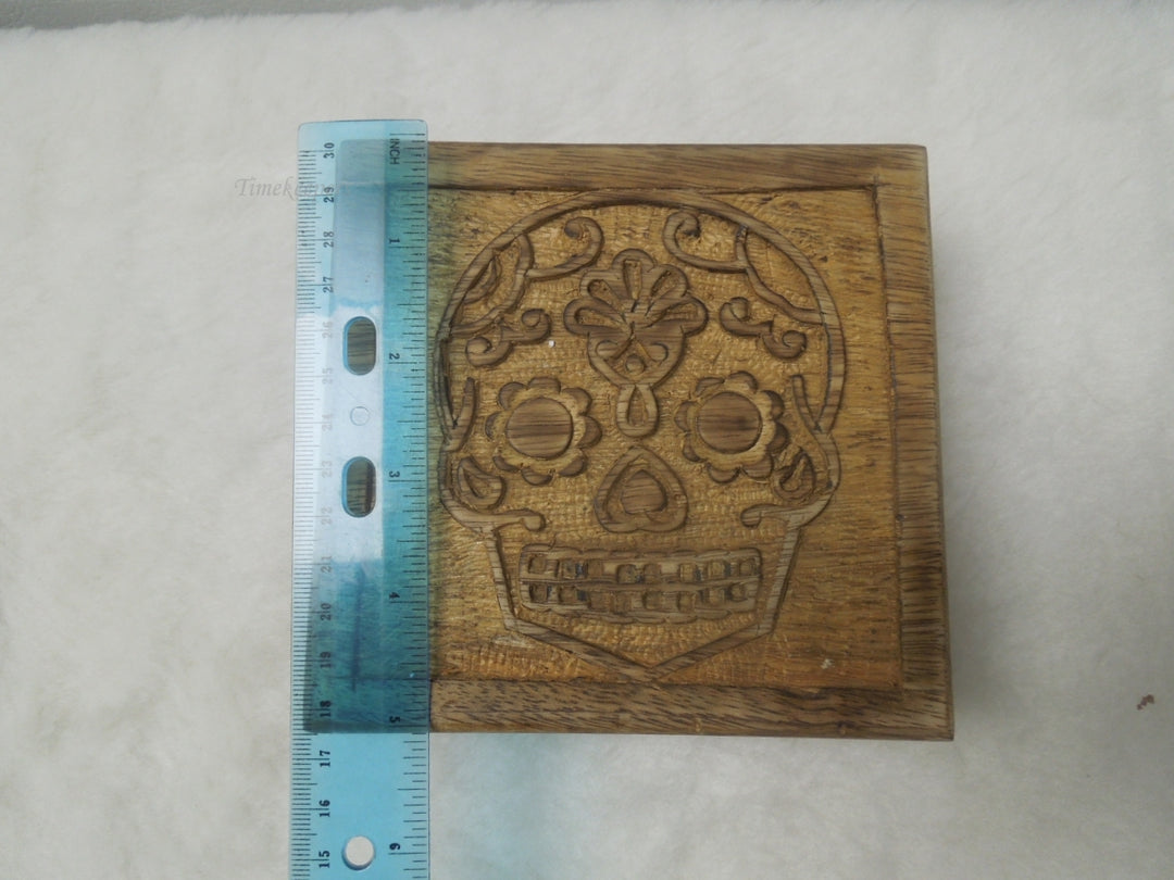 q555 Vintage Wood Hand Carved Floral Inlay Jewelry Trinket Box