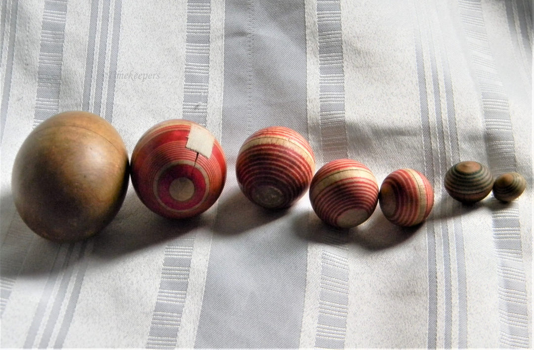 h896 Great Vintage Set of 7 Wood Nesting Eggs