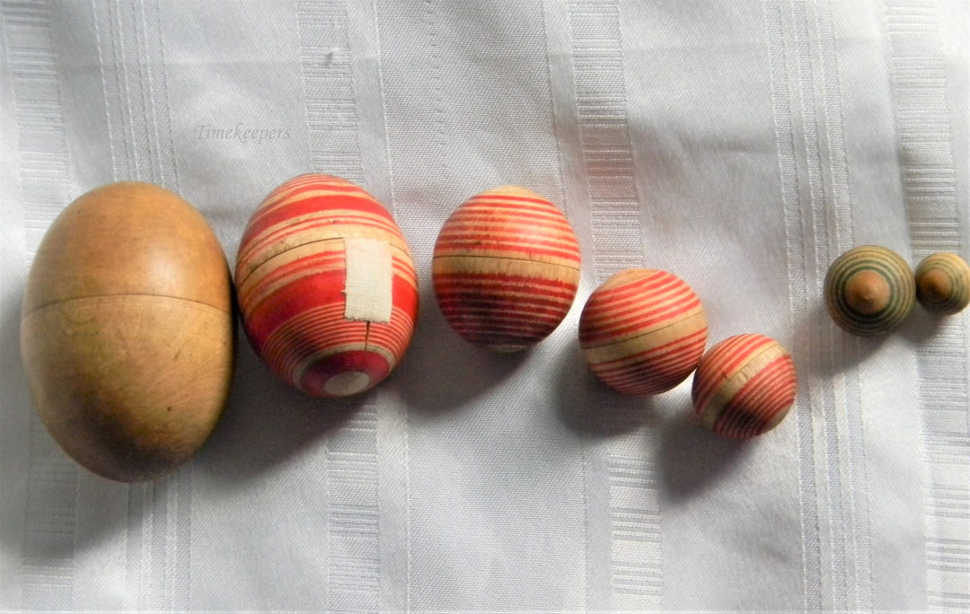 h896 Great Vintage Set of 7 Wood Nesting Eggs