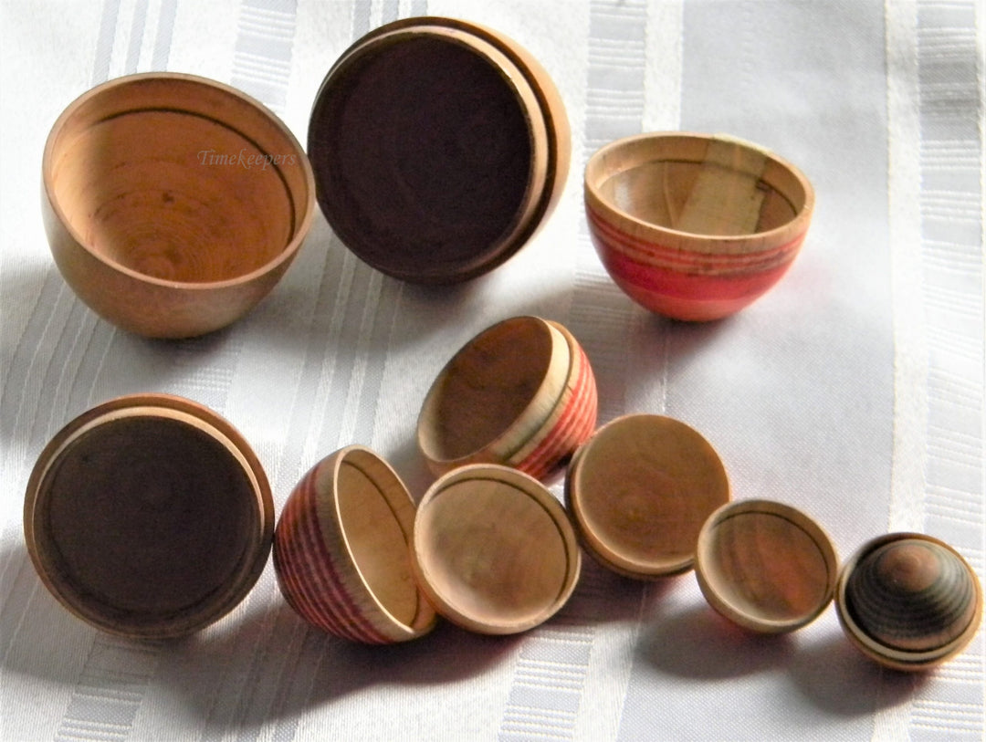 h896 Great Vintage Set of 7 Wood Nesting Eggs