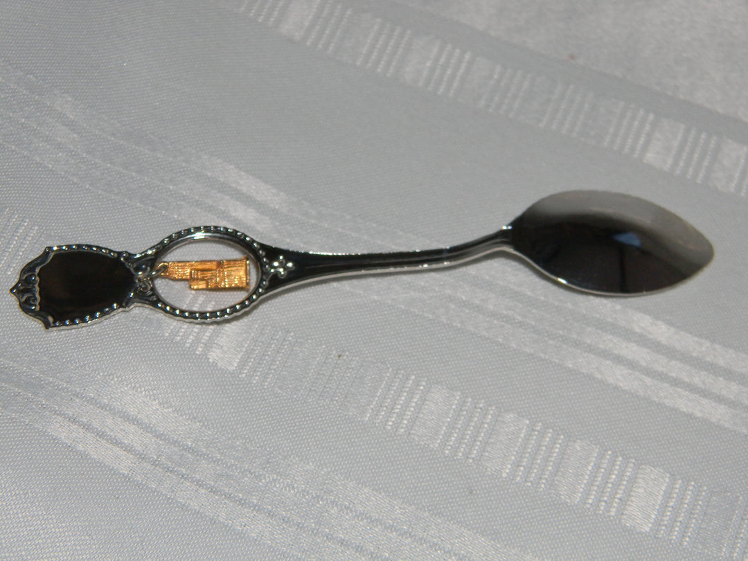 j687 Nice Preowned Stainless Steel Collector Charm Spoon from Chicago Illinois