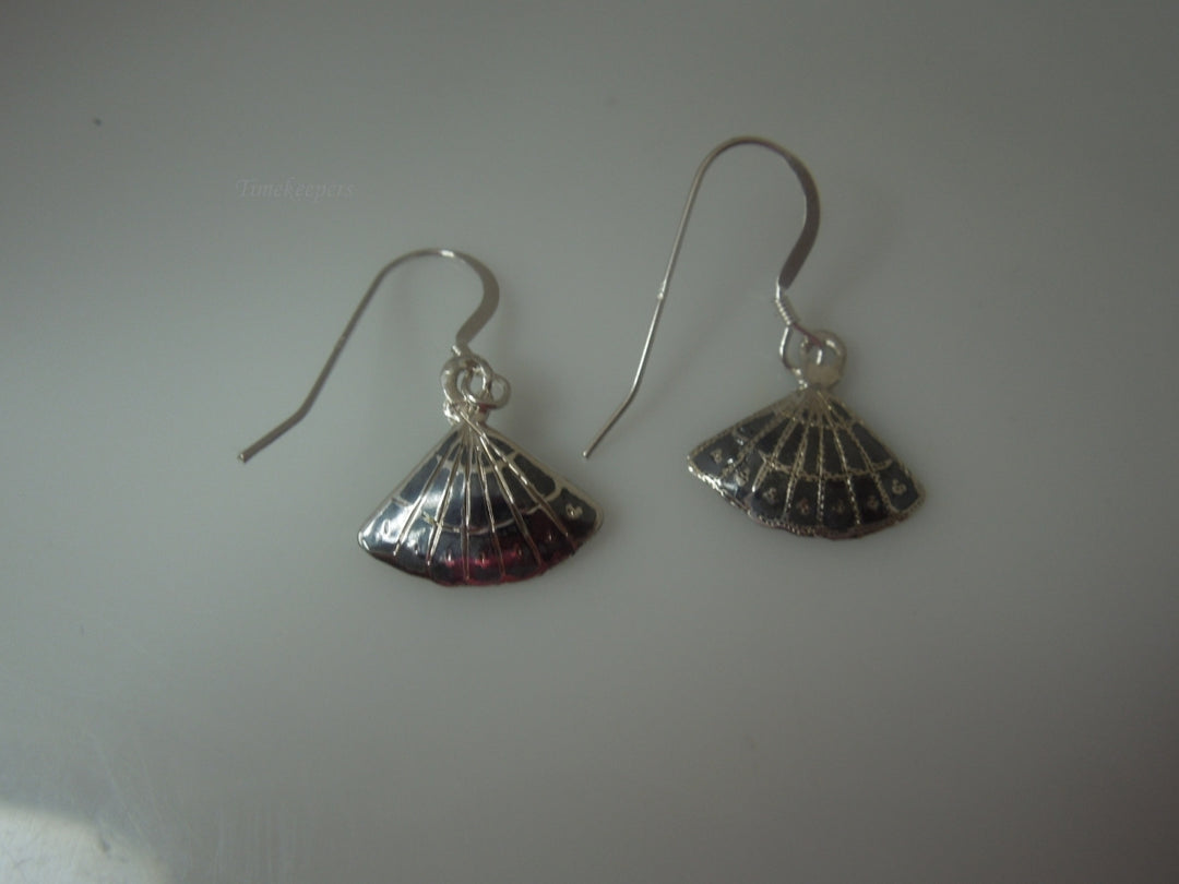 q636 Pretty Pair of Siam Sterling Silver Dangle Earrings