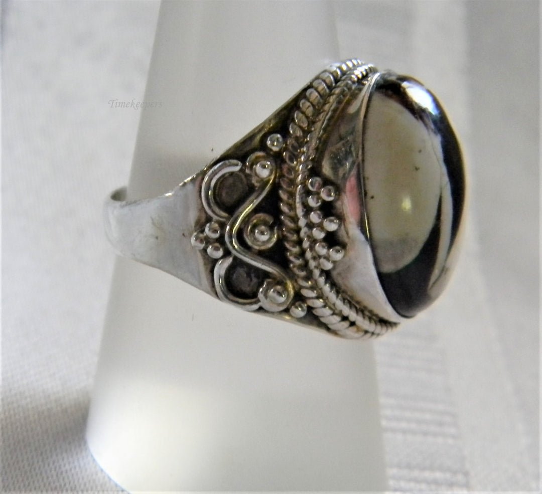 h957 Vintage Sterling Silver Ring with Cabochon Obsidian Black and White