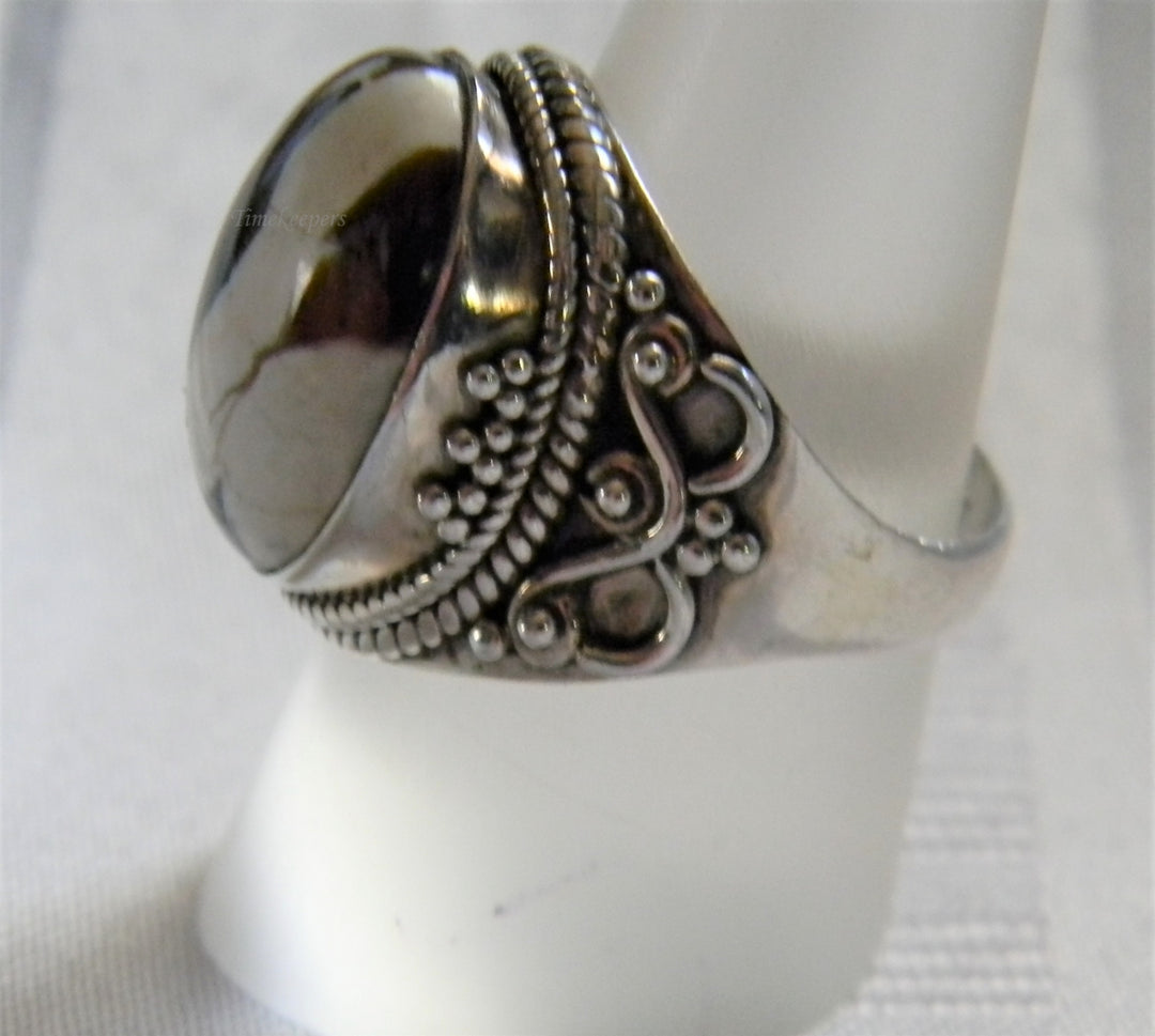 h957 Vintage Sterling Silver Ring with Cabochon Obsidian Black and White