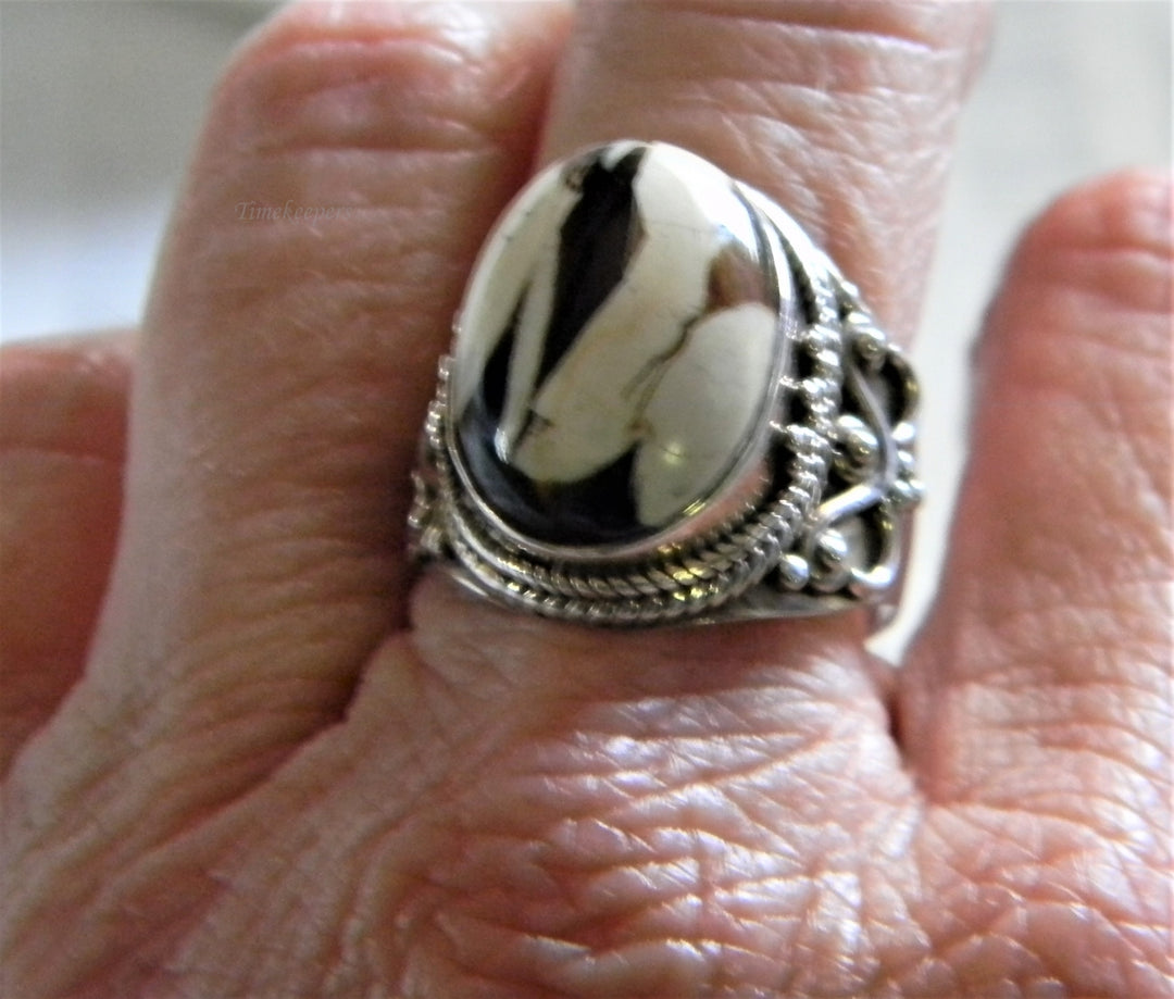 h957 Vintage Sterling Silver Ring with Cabochon Obsidian Black and White