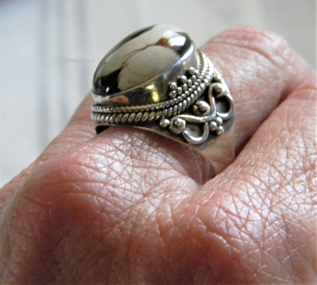 h957 Vintage Sterling Silver Ring with Cabochon Obsidian Black and White
