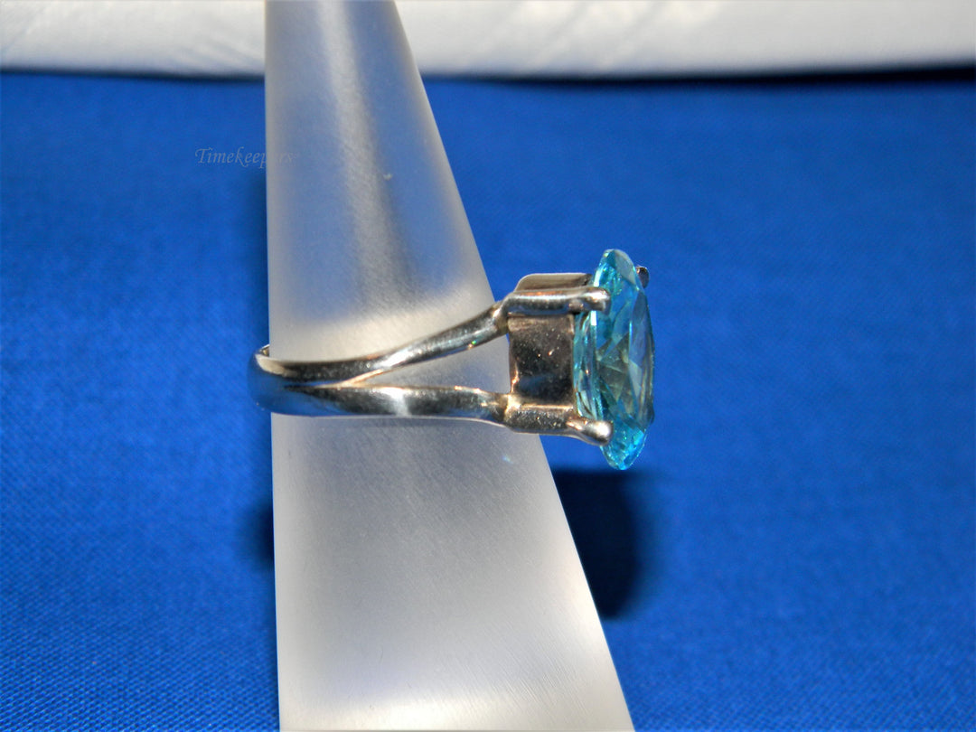 j738 Beautiful Vintage Sterling Silver Ring with an Aqua Oval Stone Size 5.75