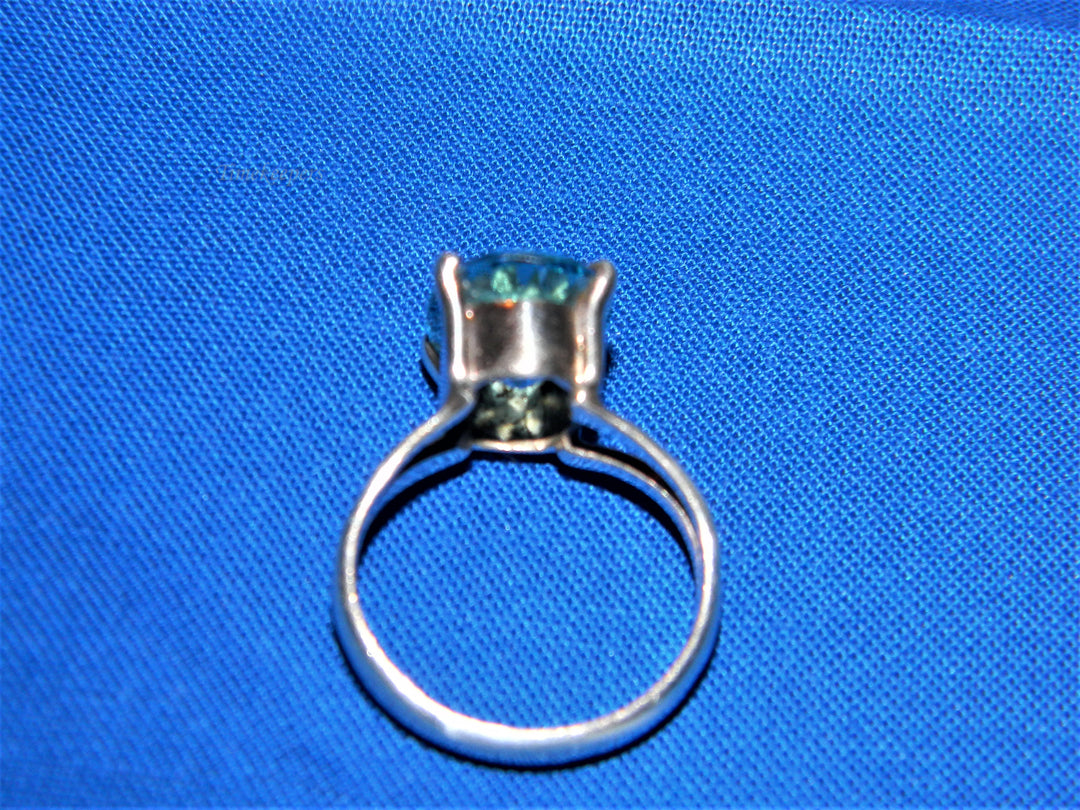 j738 Beautiful Vintage Sterling Silver Ring with an Aqua Oval Stone Size 5.75
