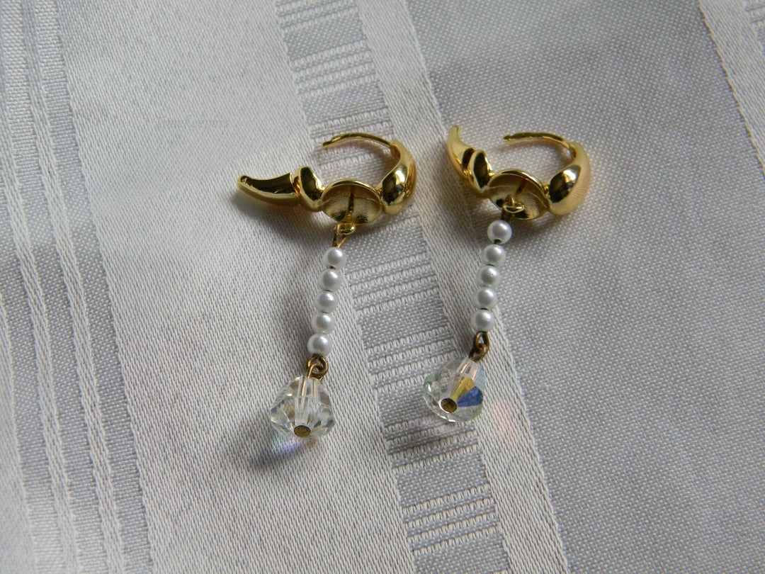 h977 Beautiful Gold Tone Dangle Earrings with Faux Pearls and Crystal Stones