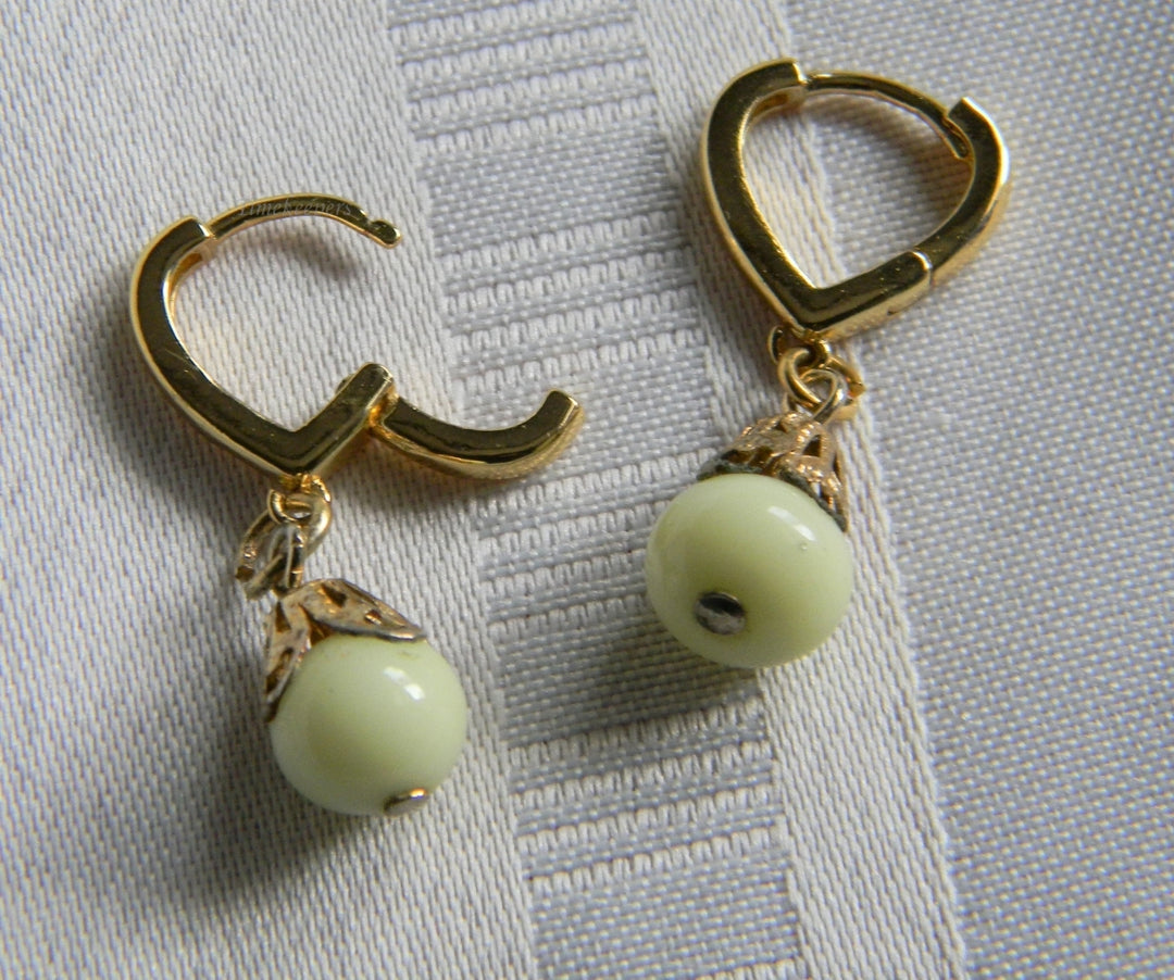 h978 Beautiful Gold Tone Dangle Earrings with Pale Yellow stones