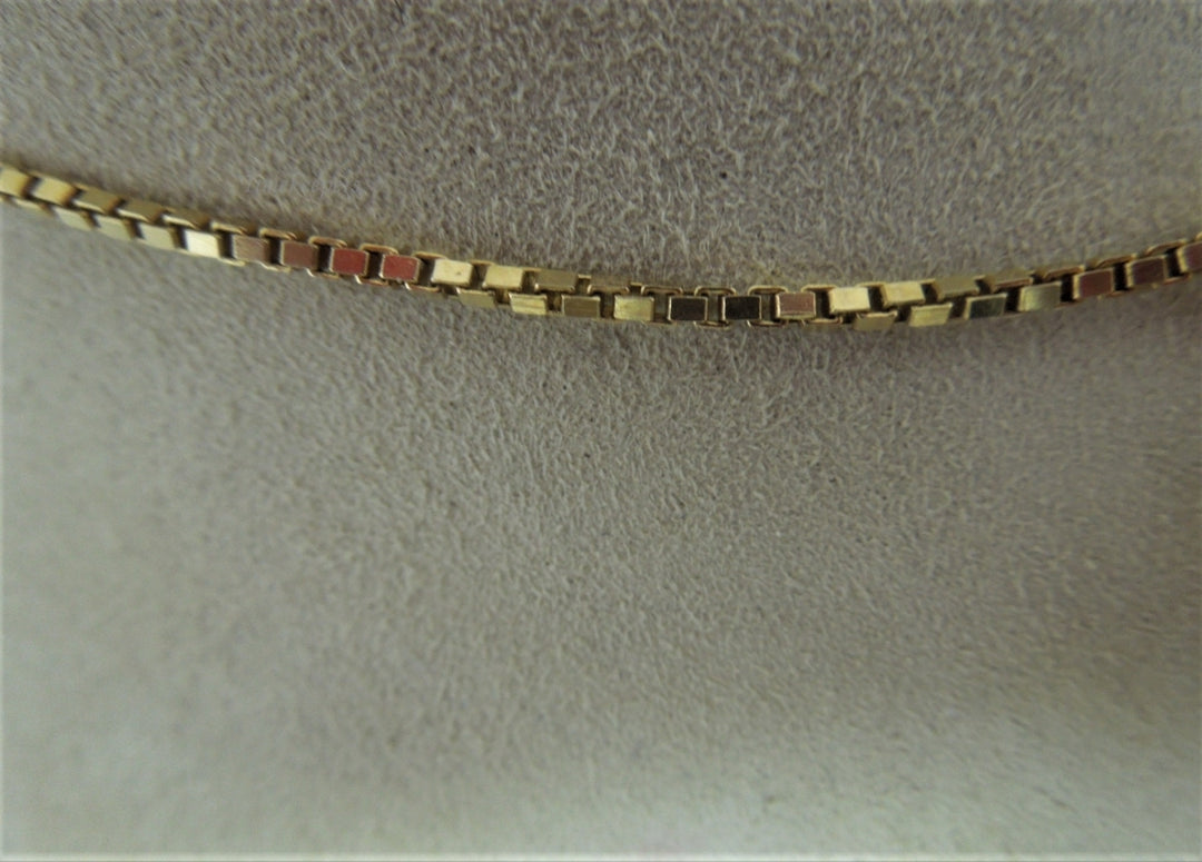 p135 Stunning Ladies Vintage Multi-Diamond Pendant in 14k Yellow Gold Box Chain