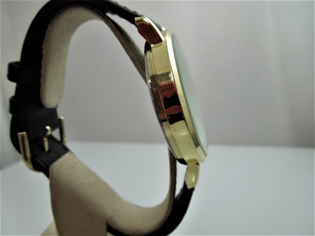 h671 Handsome Geneva Quartz Water Resistant Watch Gold Tone with Stainless Back