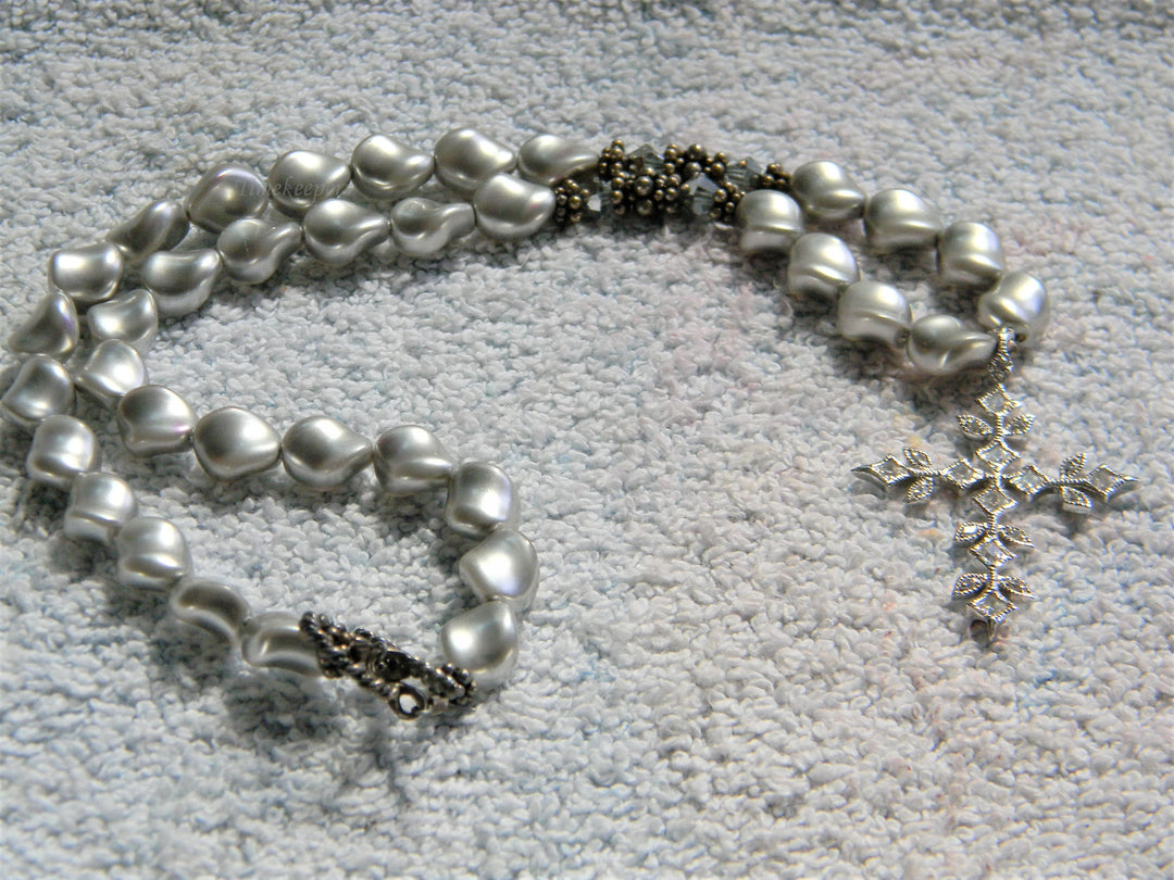 j766 Lovely Gray Plastic Bead Necklace with Toggle Clasp &amp; Silver tone Cross