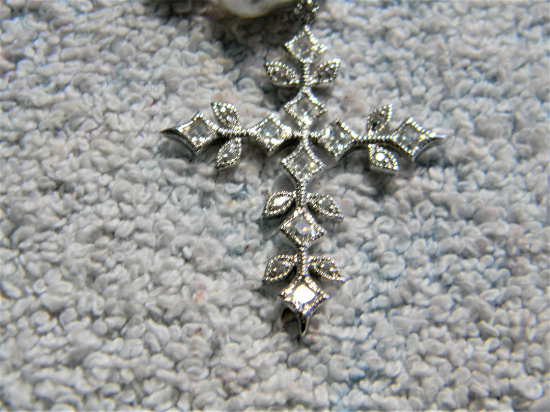 j766 Lovely Gray Plastic Bead Necklace with Toggle Clasp &amp; Silver tone Cross