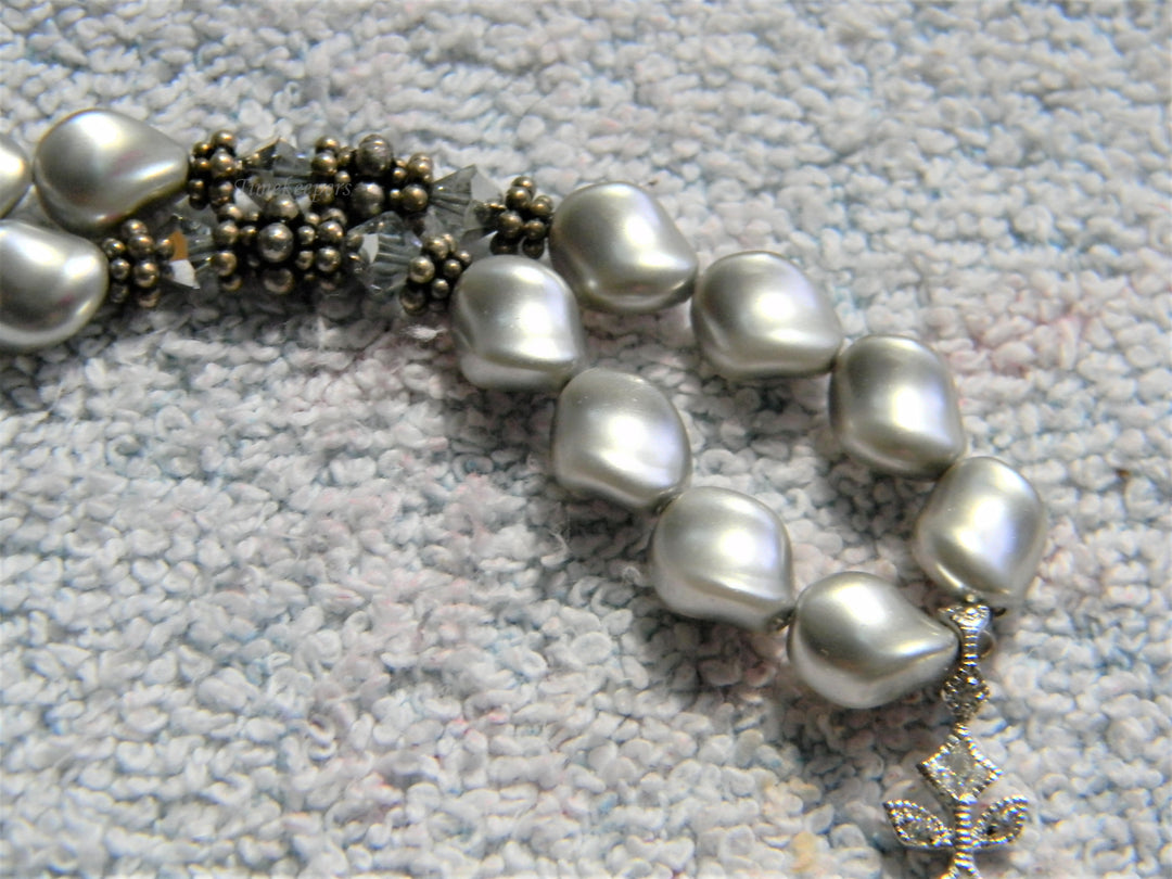 j766 Lovely Gray Plastic Bead Necklace with Toggle Clasp &amp; Silver tone Cross