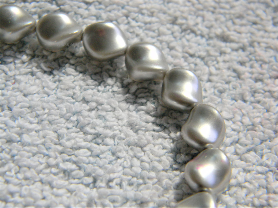j766 Lovely Gray Plastic Bead Necklace with Toggle Clasp &amp; Silver tone Cross