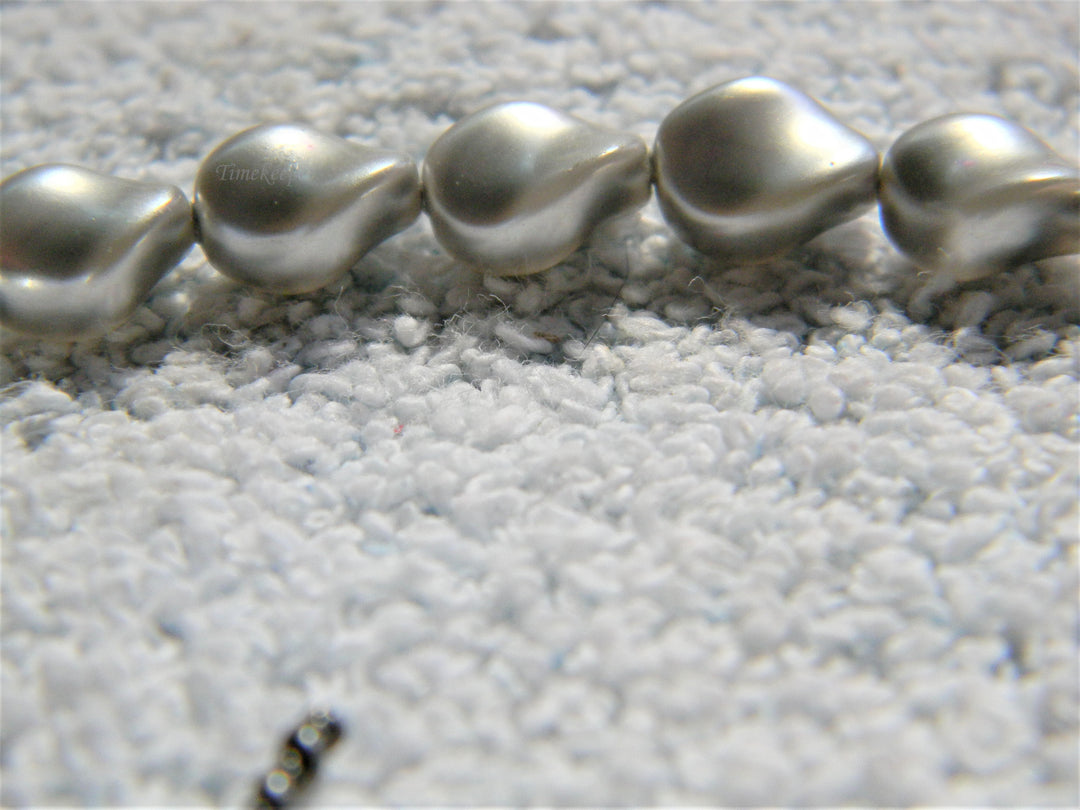 j766 Lovely Gray Plastic Bead Necklace with Toggle Clasp &amp; Silver tone Cross