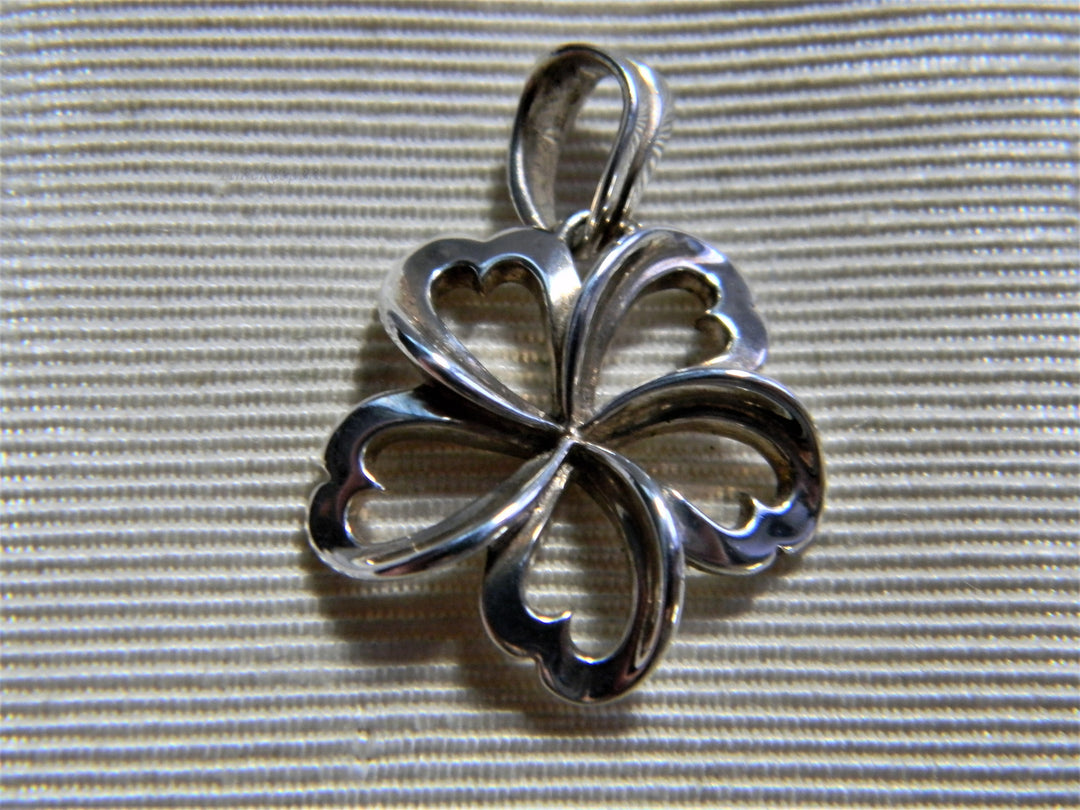 j770 Pretty Preowned Flower Pendant in Sterling Silver with Heart Petals