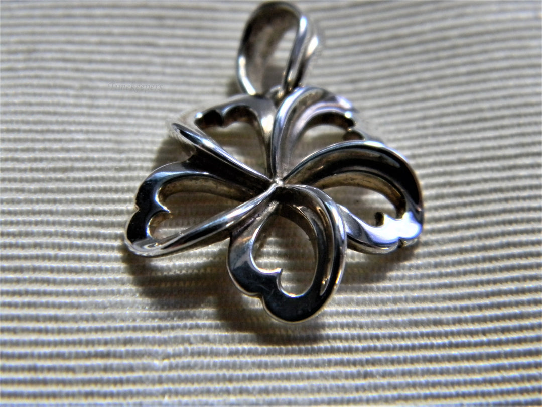 j770 Pretty Preowned Flower Pendant in Sterling Silver with Heart Petals