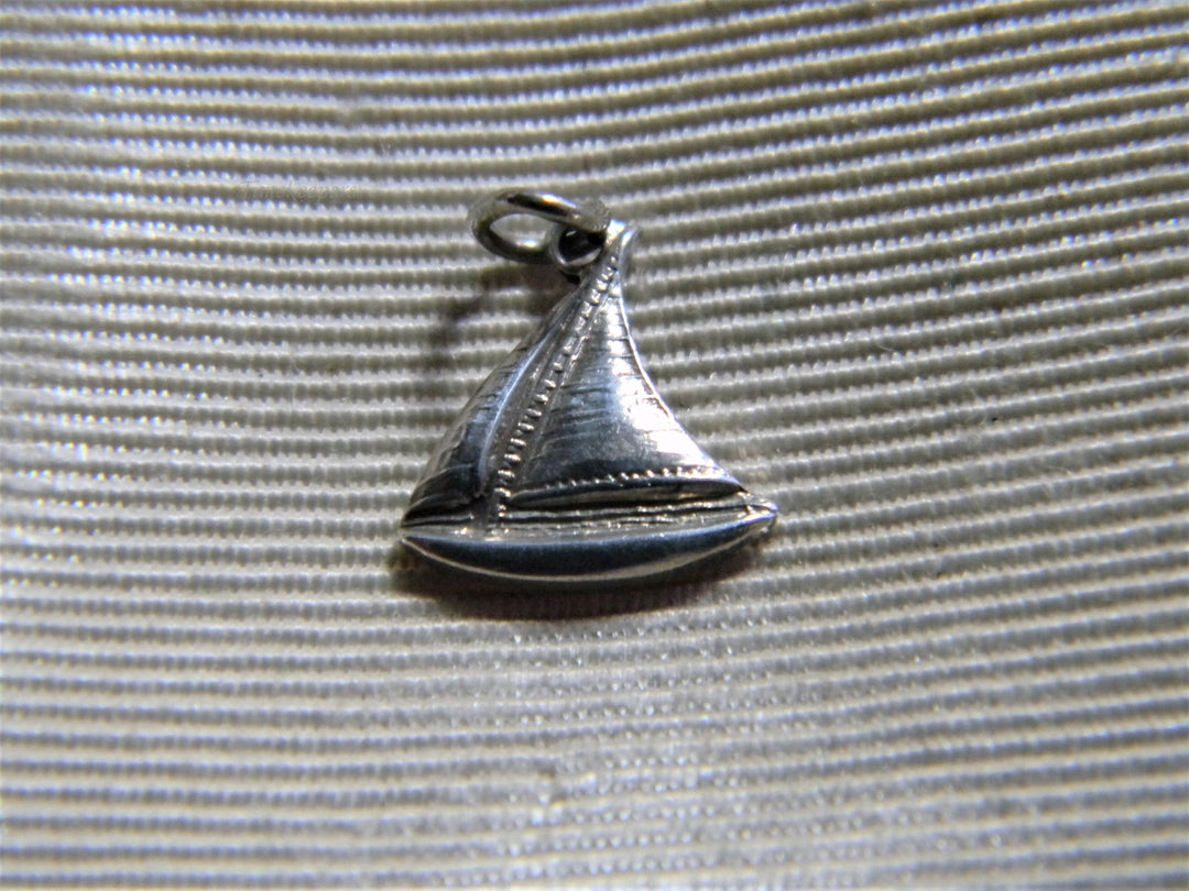 j775 Vintage Sterling Silver Small Sail Boat Charm /Pendant