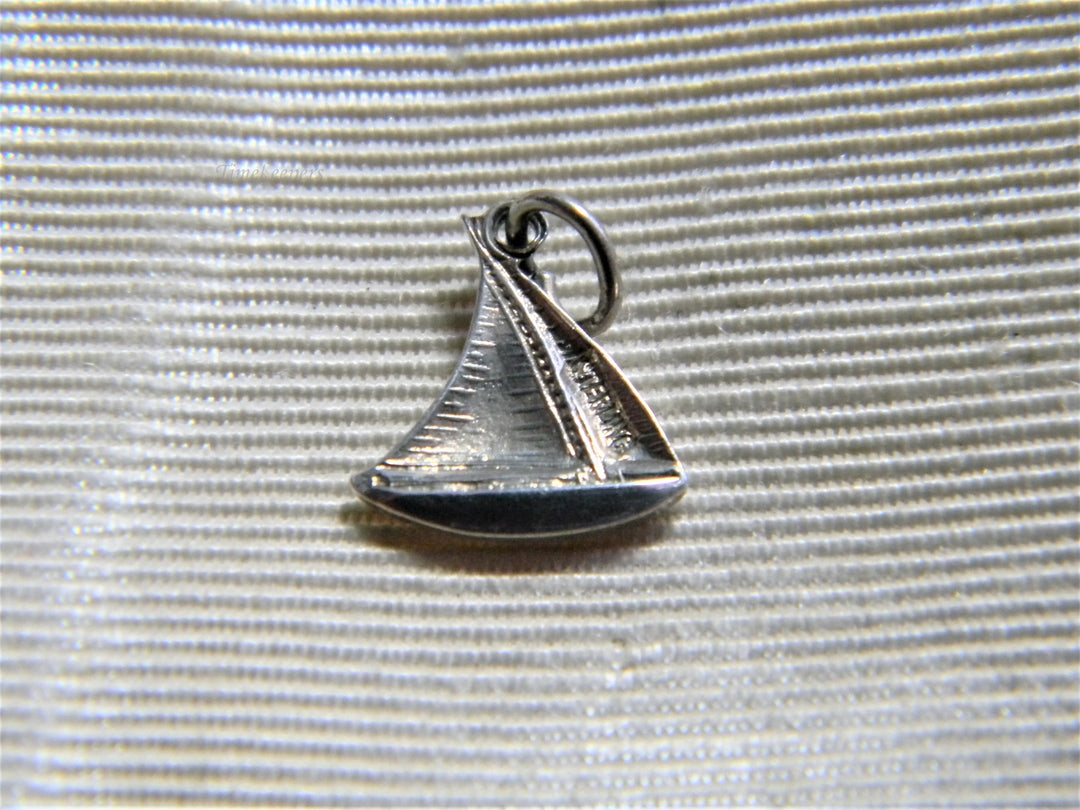 j775 Vintage Sterling Silver Small Sail Boat Charm /Pendant