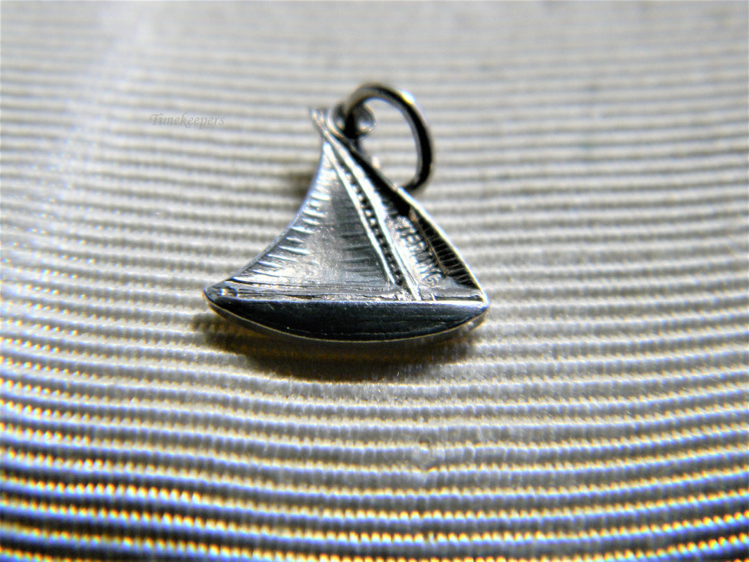 j775 Vintage Sterling Silver Small Sail Boat Charm /Pendant