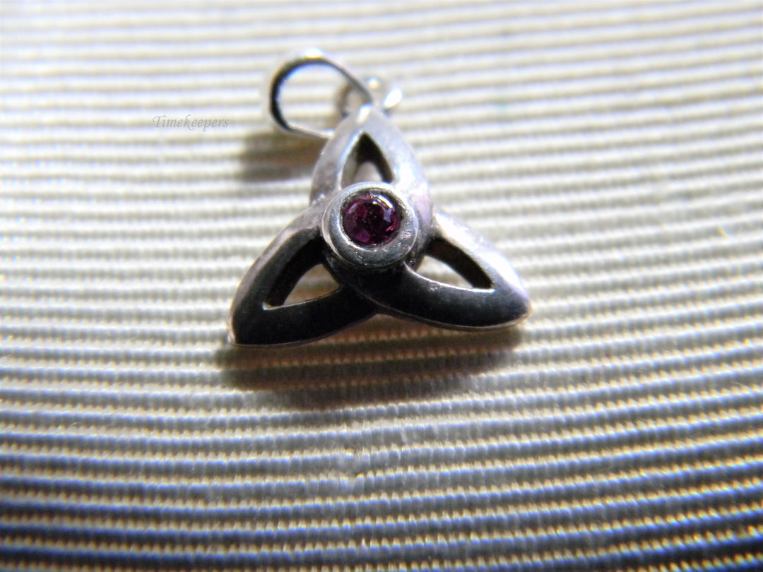 j778 Vintage Sterling Silver Pendant with Red Center Stone