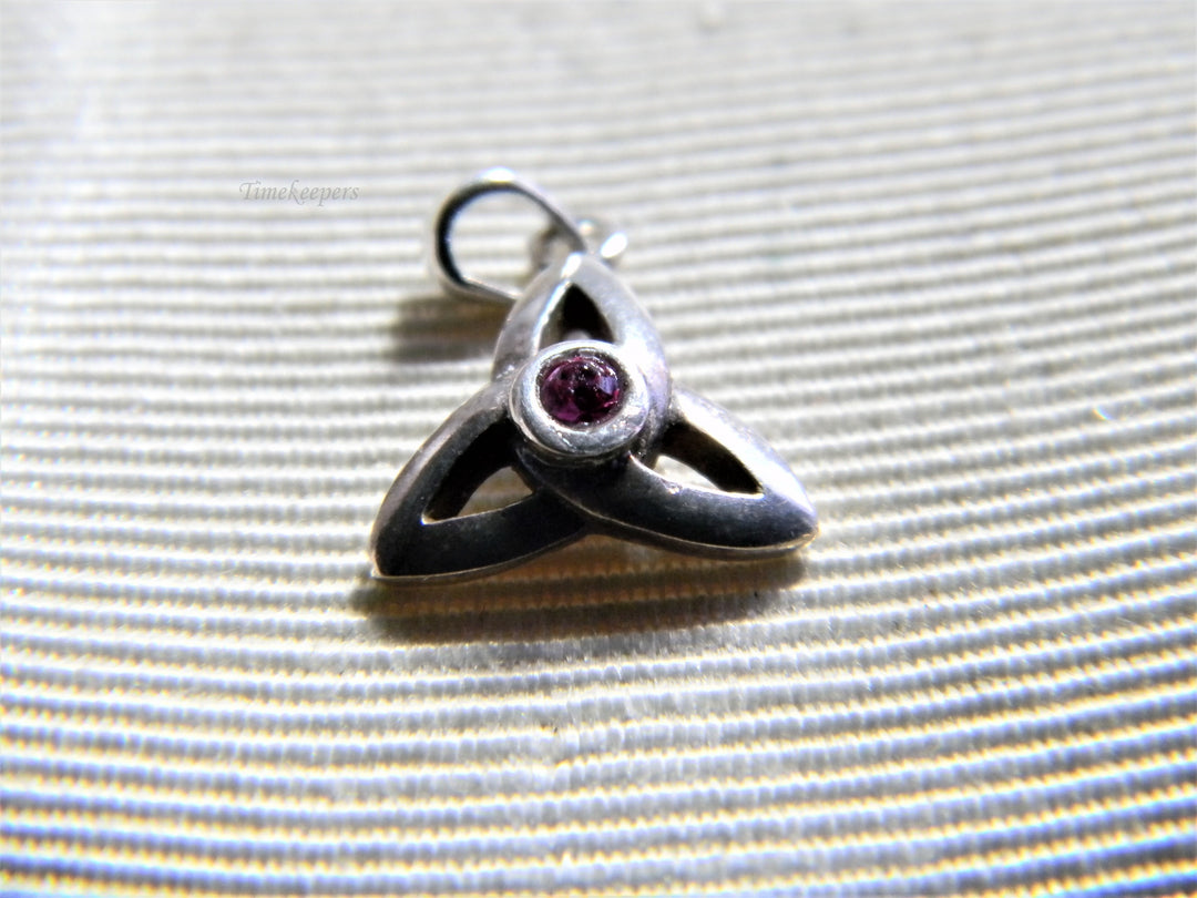 j778 Vintage Sterling Silver Pendant with Red Center Stone