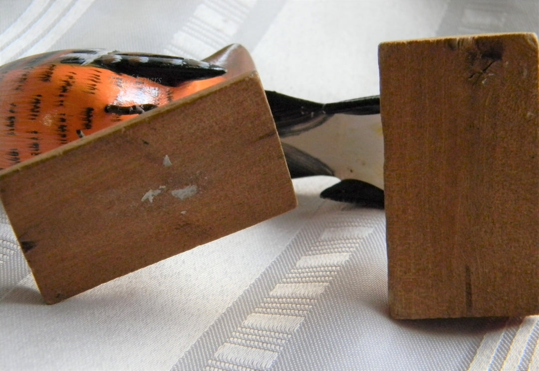 p006 Great Vintage Pair of Painted Birds on Wood Stands