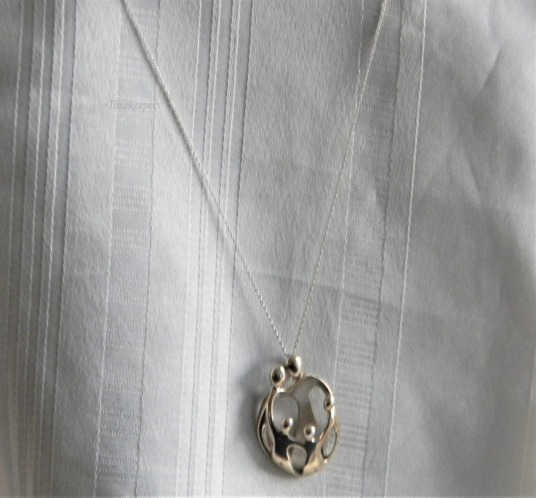 p017 Beautiful 925 Sterling Silver Family Pendant with 3 Children on Rolo chain