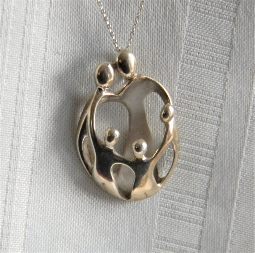 p017 Beautiful 925 Sterling Silver Family Pendant with 3 Children on Rolo chain
