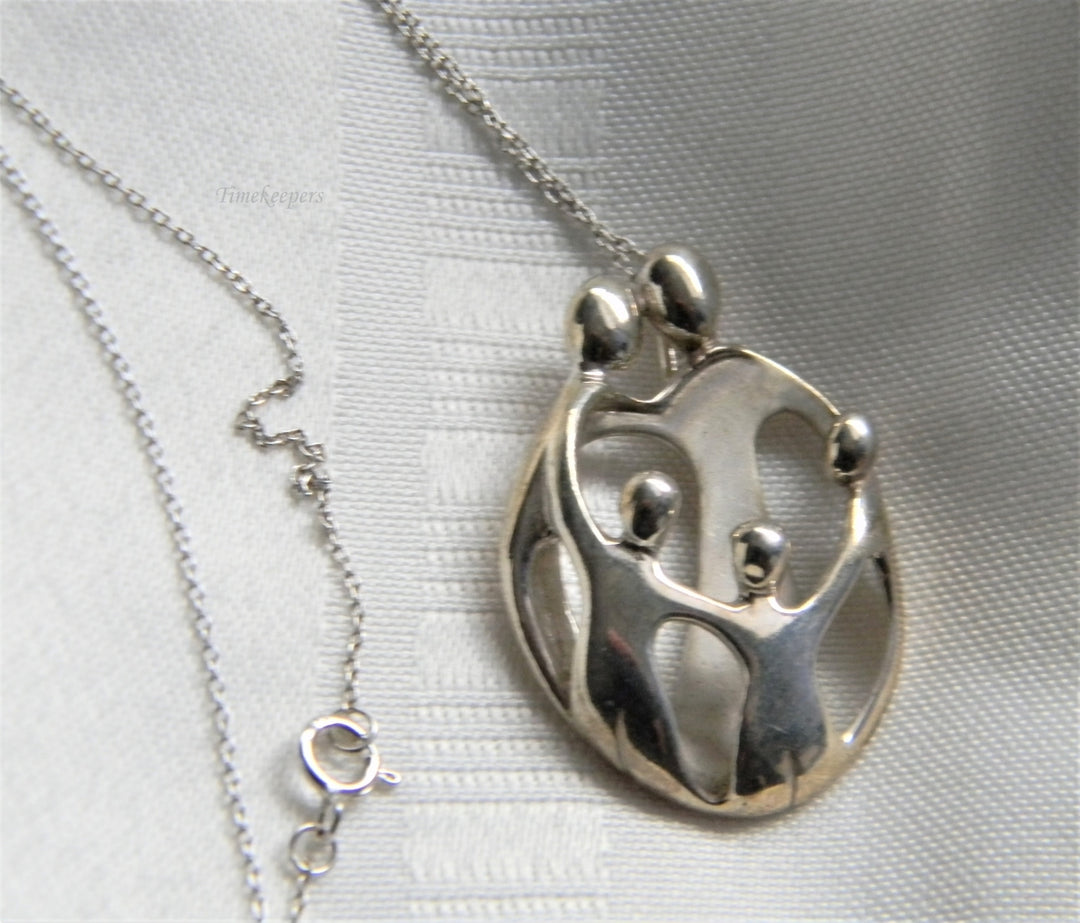 p017 Beautiful 925 Sterling Silver Family Pendant with 3 Children on Rolo chain