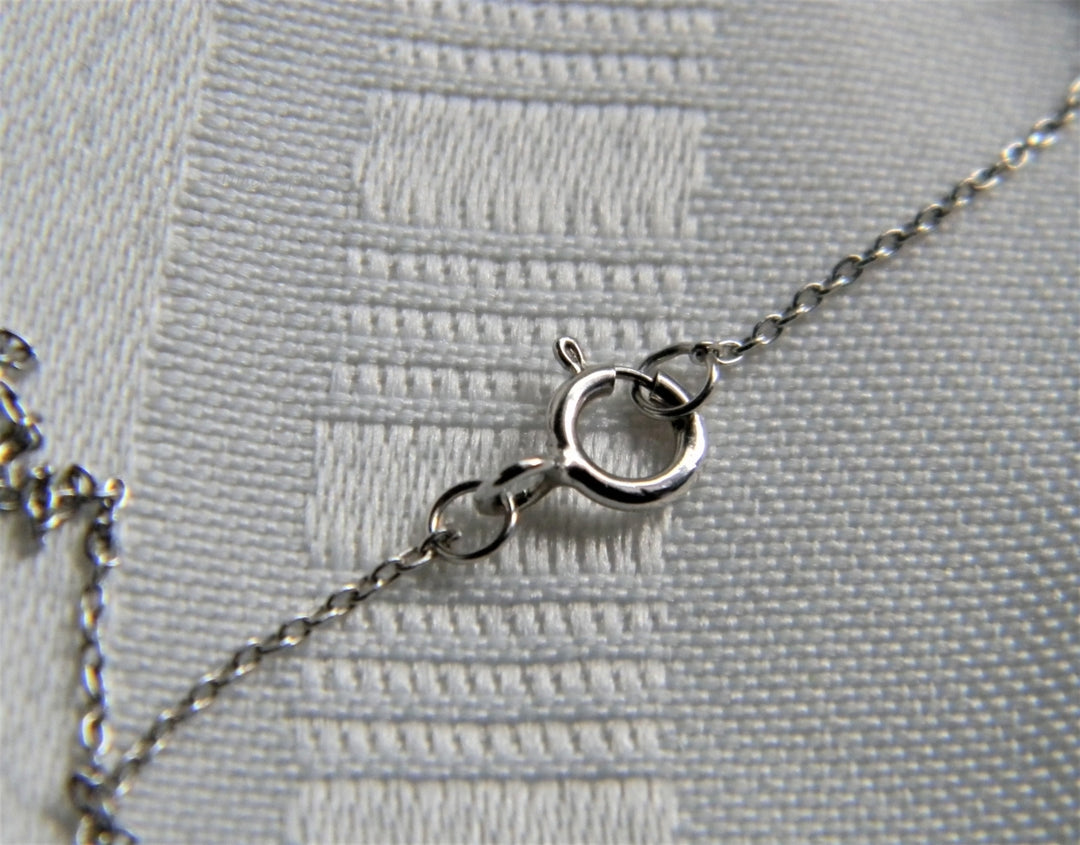 p017 Beautiful 925 Sterling Silver Family Pendant with 3 Children on Rolo chain