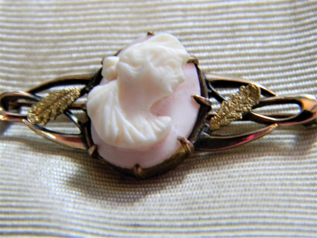 j796 Pretty Vintage Gold Filled Cameo Brooch in Pink with Leaves